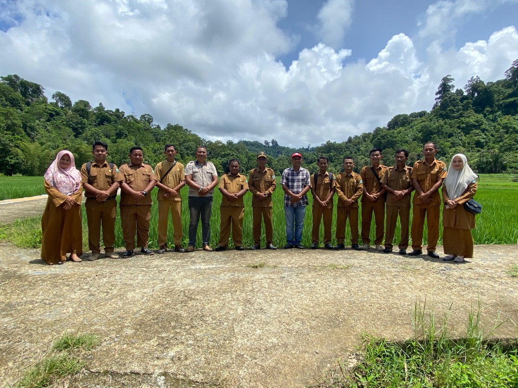 Perangkat Desa bersama PD dan PLD di area pertanian Desa Awe Kecil
